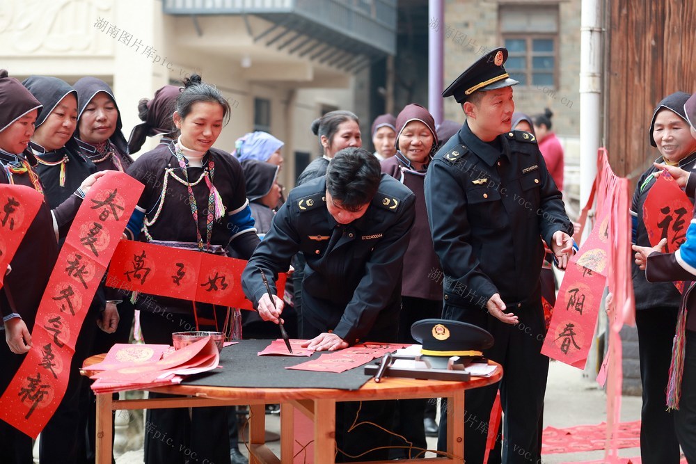 驻村队员 写春联 送祝福 市场监管 传播 传统文化 促进 干部 群众 交流融合
