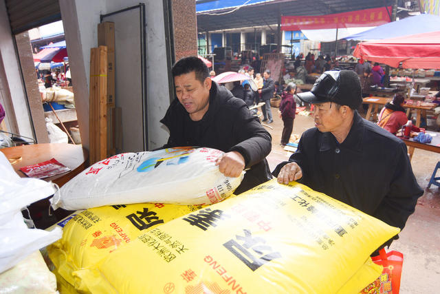 嘉禾：备农资 助春耕