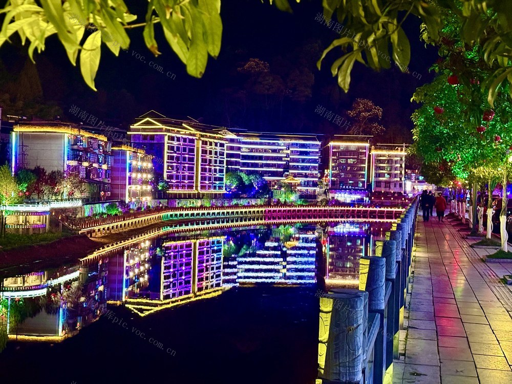 夜景给城市增“亮”添“色”
