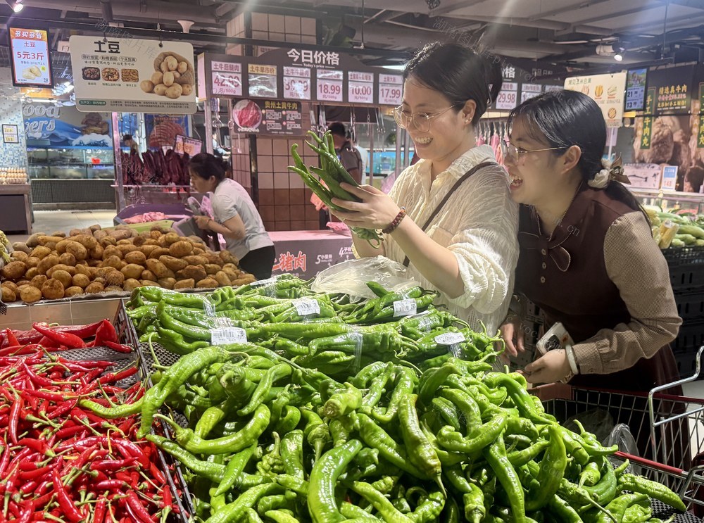 通道：时鲜蔬菜货源满柜
