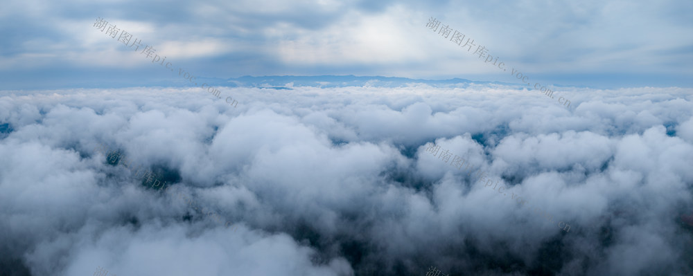 云海
云雾
山峦
自然风光
高空
远景
天空
云层
壮观
唯美
气象
云彩
景观
云海全景
天空全景
天空大景
云景
航拍视角
环境
自然
风景
高山