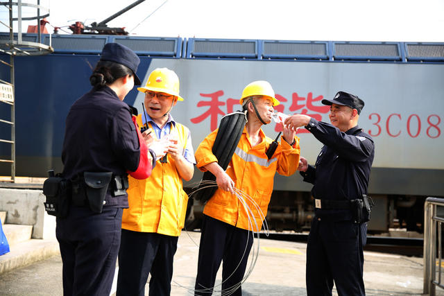 列车上水工辛苦了！