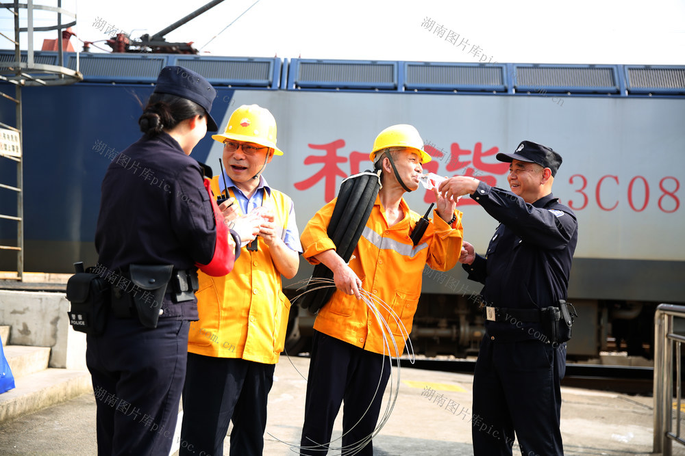 列车上水工辛苦了！