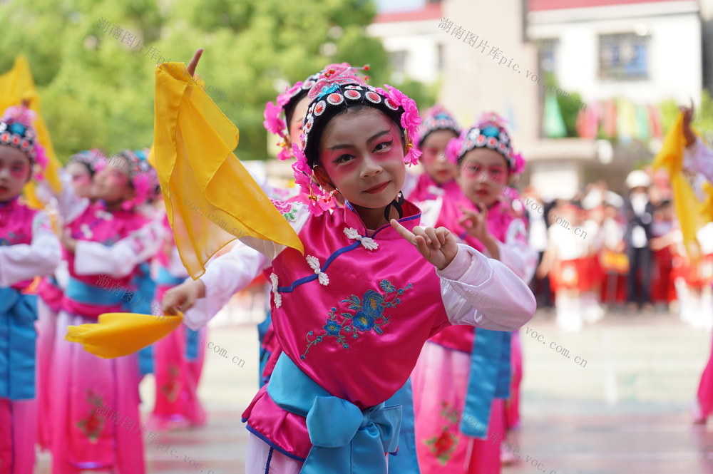 戏曲、鼓舞、唐诗诵读、花样跳绳、、、、、、4月28日，湖南省隆回县东方红小学2000余名孩子参加校园文化展示活动。近年来，该校定期举办校园文化展示、文体竞赛等活动，促进孩子健康、快乐成长。
（罗理力 谭思慧 摄影）