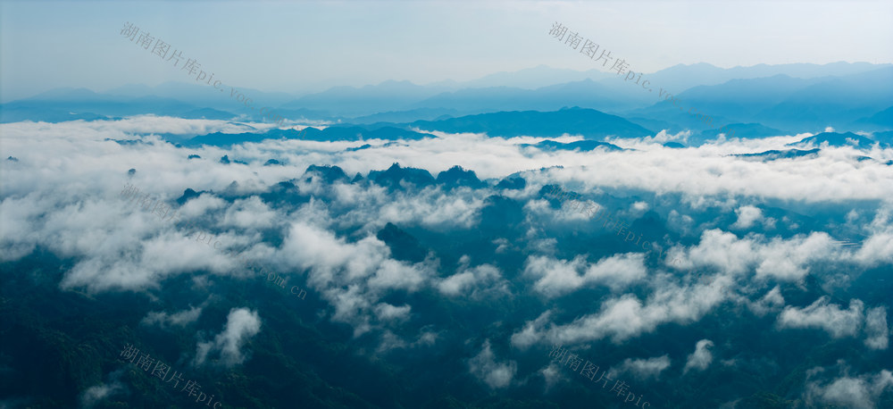 山峦 云海 山峰 云雾 自然风光 山景 风景 山脉 自然景观 雾气 缭绕 壮丽 唯美 空气 远山 山顶 山谷 丹霞山全景 丹霞山 天空 自然 航拍视角 云景 自然美 环境 清晨云雾 云雾缭绕 壮丽景色 朦胧美 云层