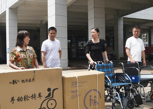 嘉禾：助残送轮椅
