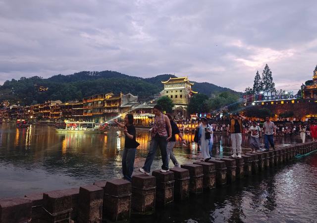 凤凰 古城 旅游  游客 逛古城 看美景 品民俗