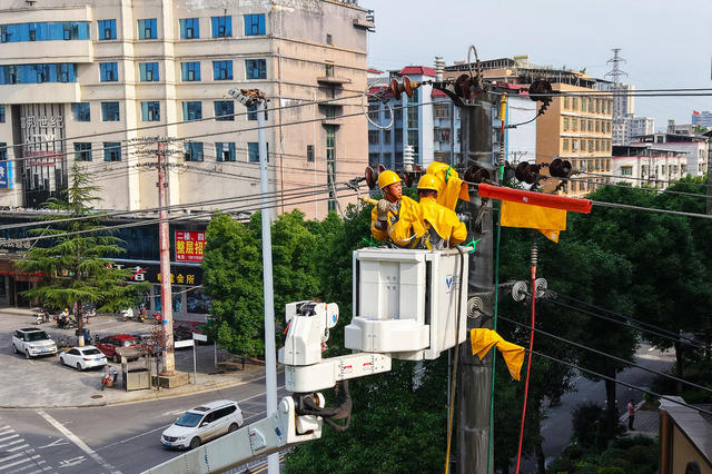  夏日 电路 维护  工人  检修