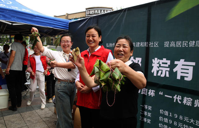 园区里一场有趣的包粽子比赛