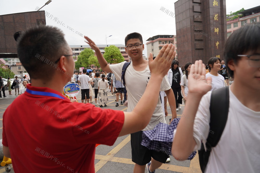 6月18日早晨，初三中考第一天，湖南省隆回县桃花坪中学教师、家长纷纷为孩子们鼓劲加油。
（湖南省隆回县教育局 罗理力 罗德礼 摄影报道）