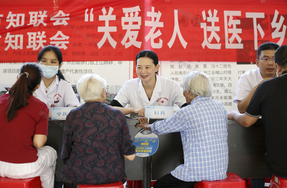 健康体检 义诊 医护人员 群众 家门口就医
