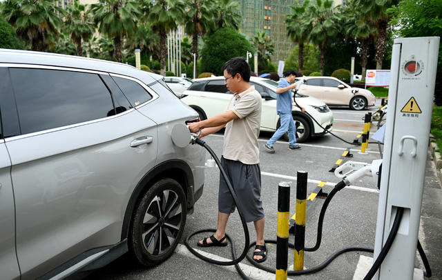 充电站 充电桩 新能源汽车 充电 绿色出行 便民 基础建设 民生 公共设施  车