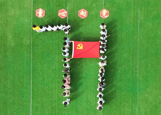 我们和党旗合个影