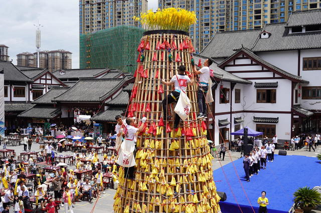 6月30日，湖南省武冈市在同富楼举行“六月六尝新节”庆祝活动，大家免费品尝当地特色美食，欣赏男子们登高“抢富袋”，现场气氛祥和而热闹。