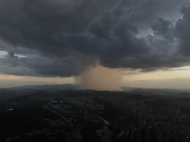 强对流  天气   湖南  郴州  苏仙区  乌云密布现  “天漏”    奇观