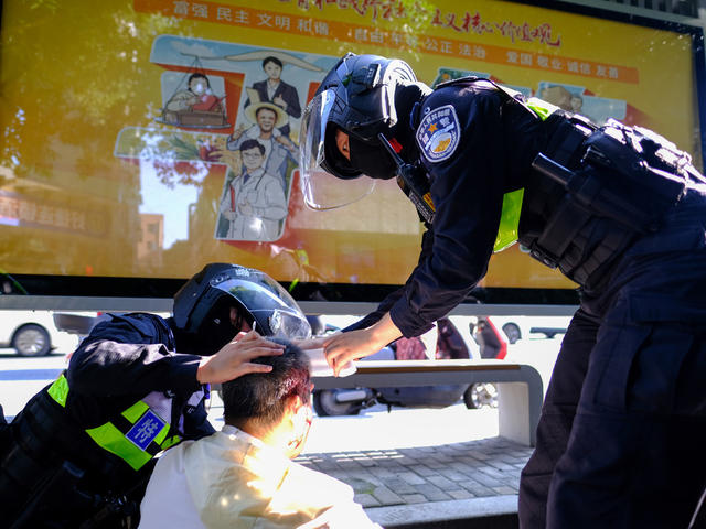市民摔伤，特警相助