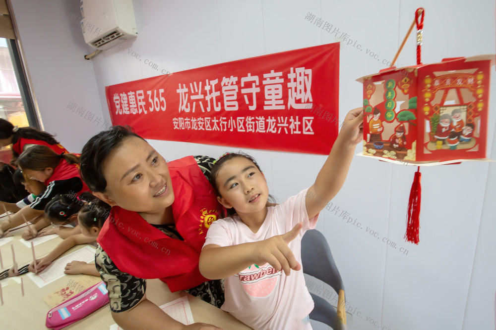 暑期托管 社区带娃 小朋友 书法 练字 软硬笔书写 大学生志愿者 党建惠民365 社会治理新模式