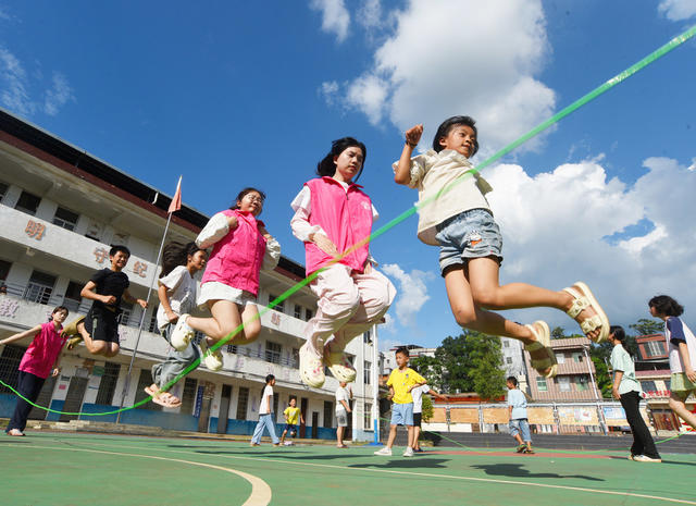 嘉禾：返乡大学生  关爱留守娃