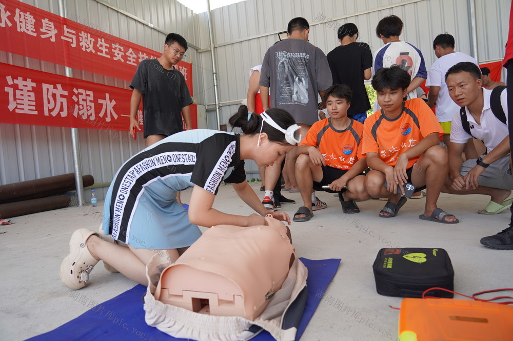 水上救生员培训（图）
7月15日，湖南省隆回县全民健身中心举行游泳健身与救生安全技能培训，通过理论与实操相结合，有效提升游泳健身项目体育指导员及救生员队伍专业素质，切实保障人民群众游泳健身安全。