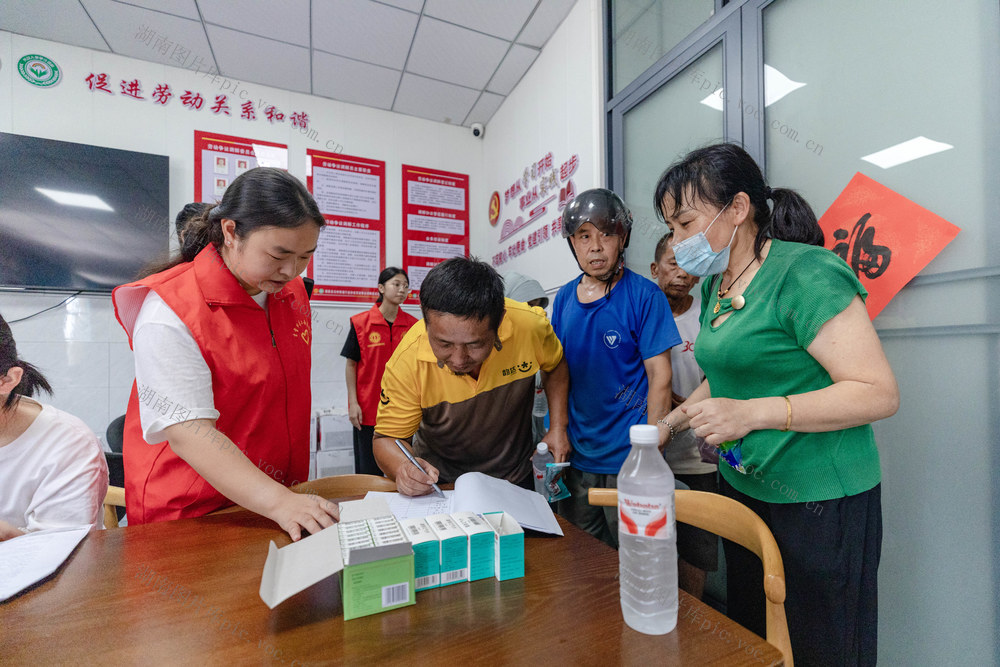 驿站 送清凉 高温下的劳动者