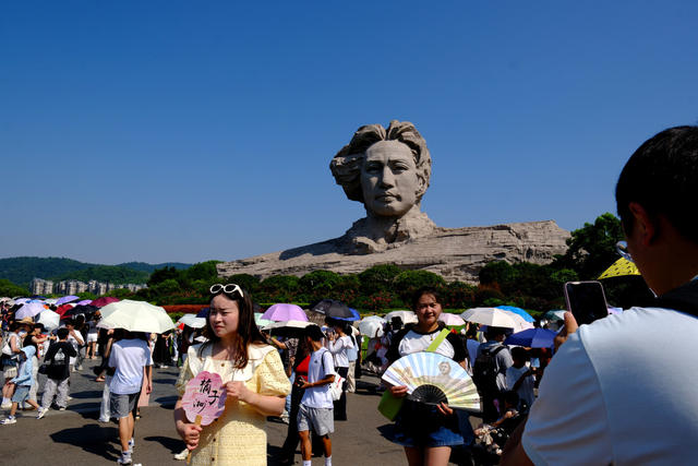 橘子洲景区，游人如织