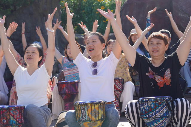 手鼓乐游客（图）

7月26日，湖南省隆回县虎形山瑶王府景区，游客在玩手鼓。随着气温升高，前来隆回县小沙江、麻塘山、虎形山等高山台地避暑的游客猛增。