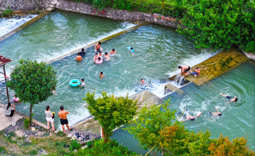 乡村  泳池  留守  儿童  乐园