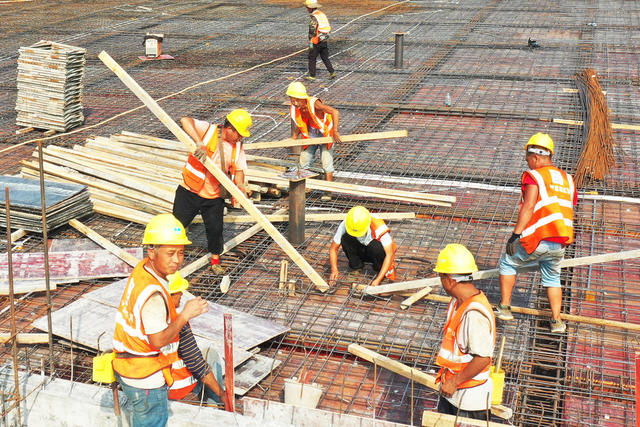 嘉禾：战高温 忙施工