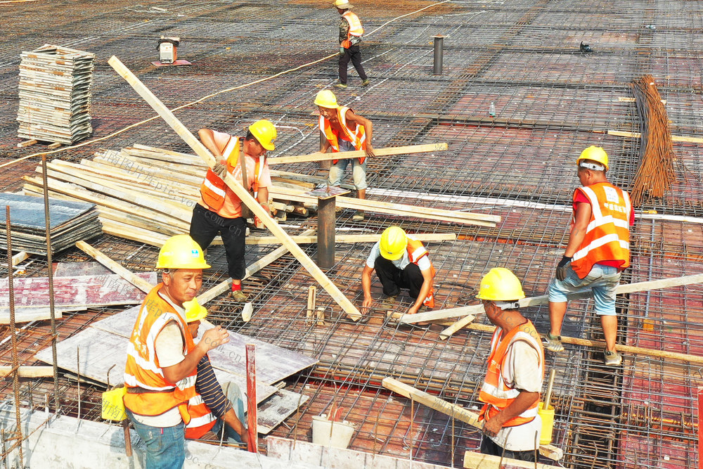 嘉禾：战高温 忙施工