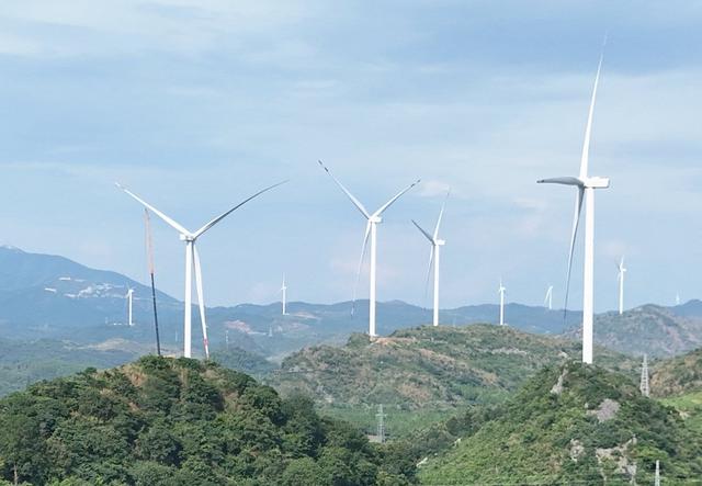  发展清洁能源    推动绿色经济