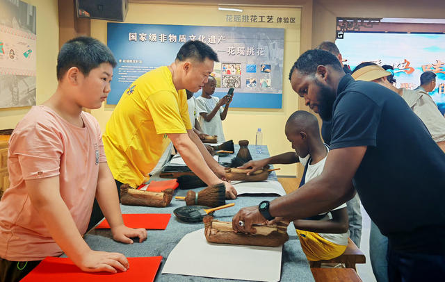 外国友人体验中国非遗文化（图）

7月26日，外国友人在隆回县非物质文化遗产展示馆学习体验滩头木版年画印制。近年来，该县设立非遗展示馆、非遗传习所，展示、传授非物质文化遗产。
（罗理力 杨贵竹 摄影报道）