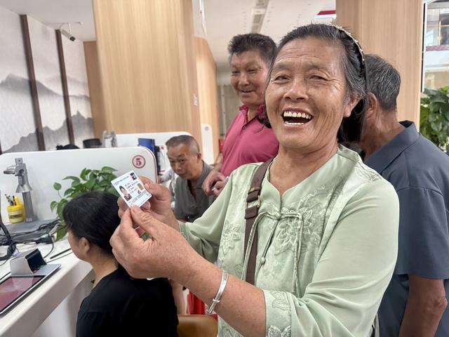 笑容满面拿新卡
