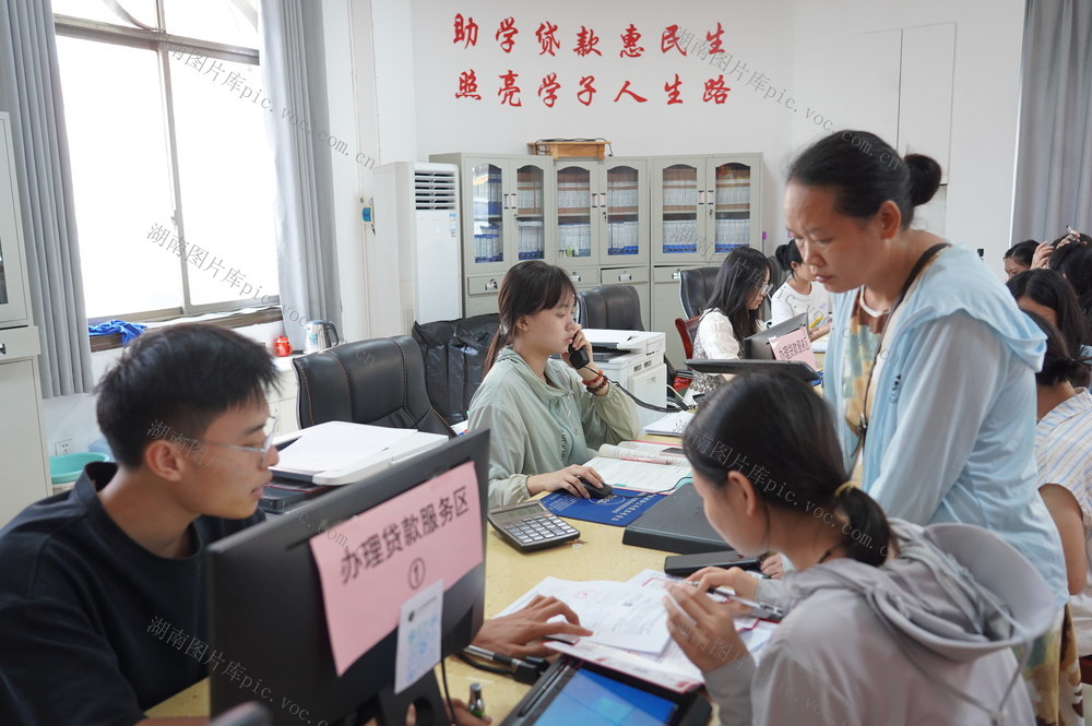 隆回：1631名大学生享受无息贷款（图）

7月31日，大学生在湖南省隆回县学生资助管理中心办理助学贷款手续。据悉，从今年起，家庭经济困难的大学生每年可贷款20000元，研究生每年可贷款25000元，政府补贴利息。今年暑假来，该县已有1631名大学生办理了贷款手续。
（ 罗理力 陈小君 摄影报道）