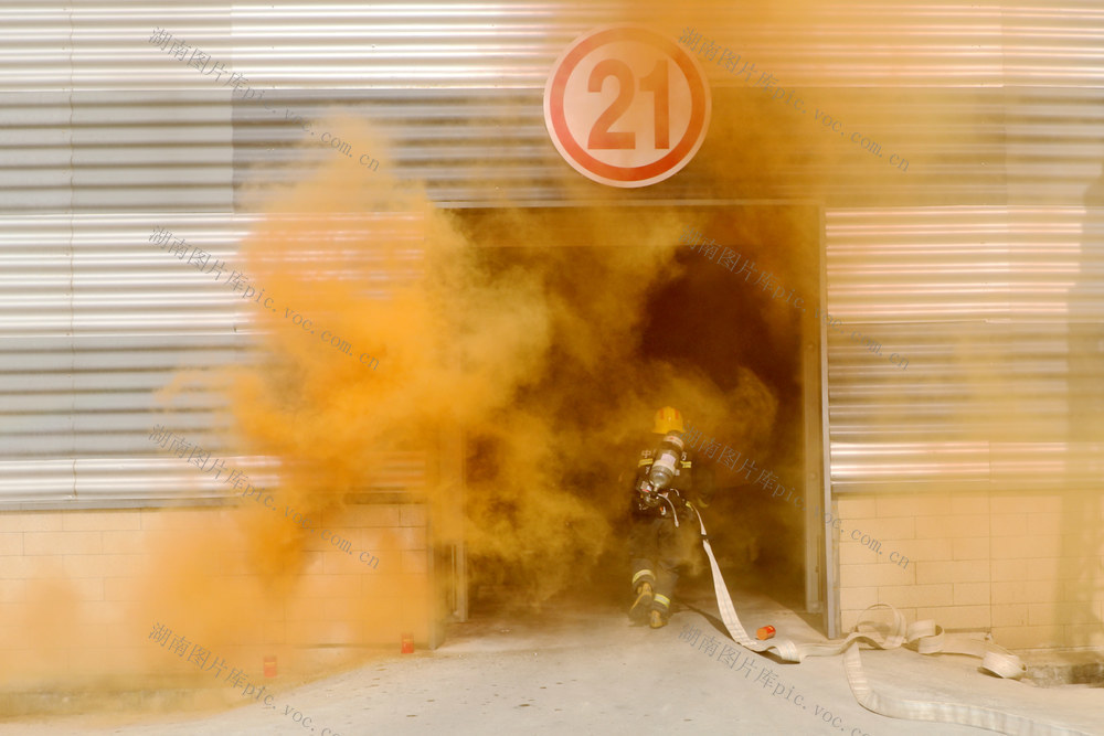 消防员 全幅武装 战高温