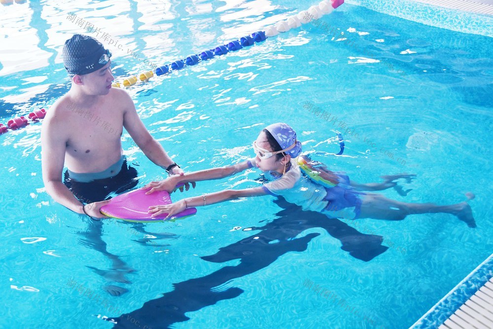 暑假学游泳 清凉过夏日