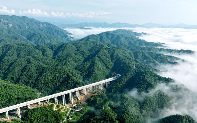 城龙高速 隧洞群 大山 景色