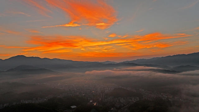 湖南桂东 轻纱 山城 朝霞 初醒 画 红晕