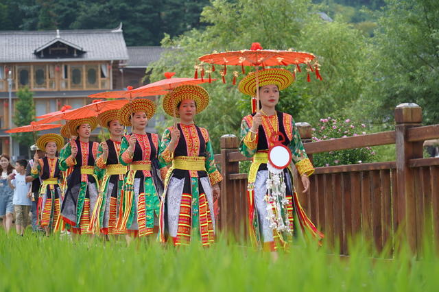 花瑶婚俗吸引游客（图）
8月1日，湖南省隆回县虎形山瑶族乡崇木凼村，花瑶婚俗、古装表演吸引游客前来围观、体验。