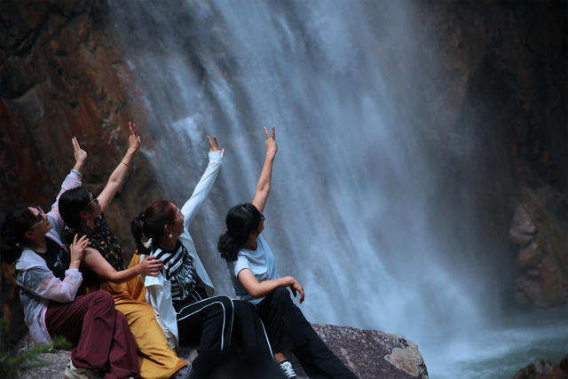 湖南桂东 龙溪瀑布 客