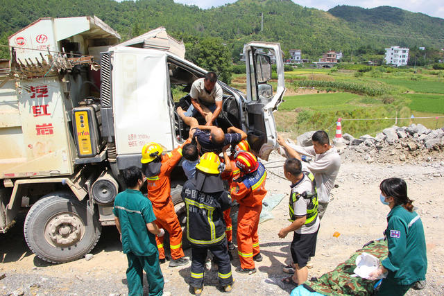 消防 救援 车祸 人员被困 紧急救援 