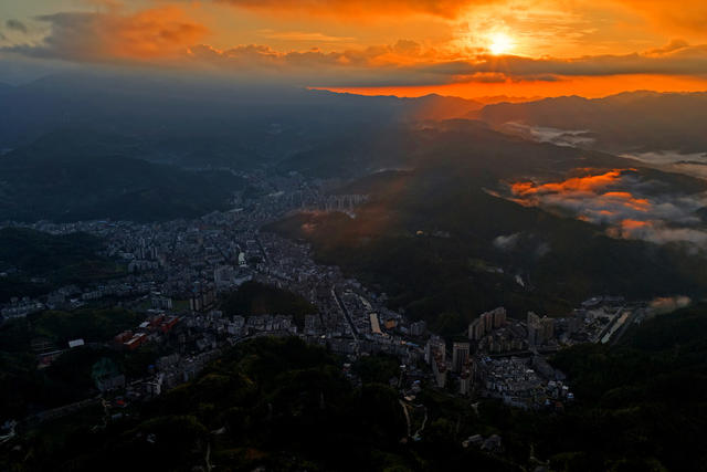 湖南桂东 朝霞  山城