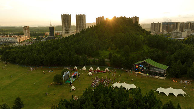 夕阳 音乐会 露营 都市 生活