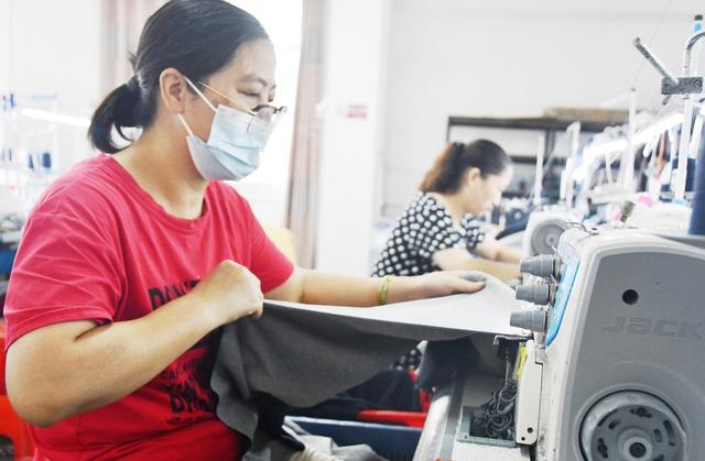 赶制校服迎开学