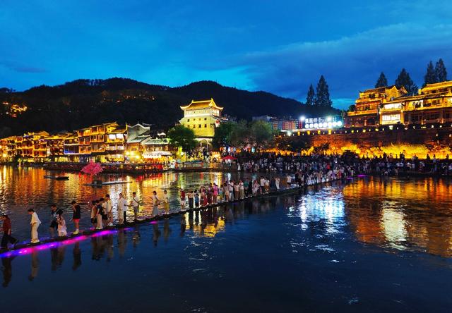  凤凰古城 灯火璀璨 光影变幻 游客在 “夜游”体验 