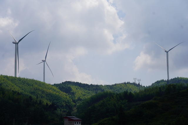 风能发电  低碳减排（图）
8月2日，湖南省隆回县小沙江镇文明村，一台台风力发电机矗立在群山之巅，组成一道亮丽的风景线。近年来，该县坚持绿色发展理念，发展高山风能绿色能源产业，助力低碳减排，实现生态环境持续发展。