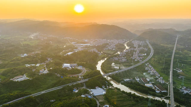 美丽乡村，高速公路、高速铁路、夕阳美景