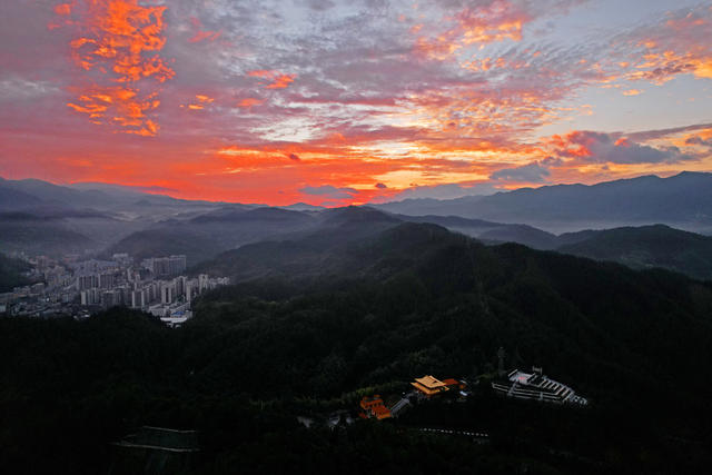 湖南桂东 晨羲 千嶂，山城 霞 醒