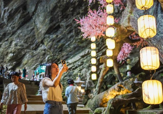 溶洞 夏日 避暑 游客 旅游 清凉