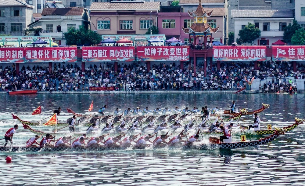 全国民族民间龙舟公开赛（麻阳站）鸣锣开赛
