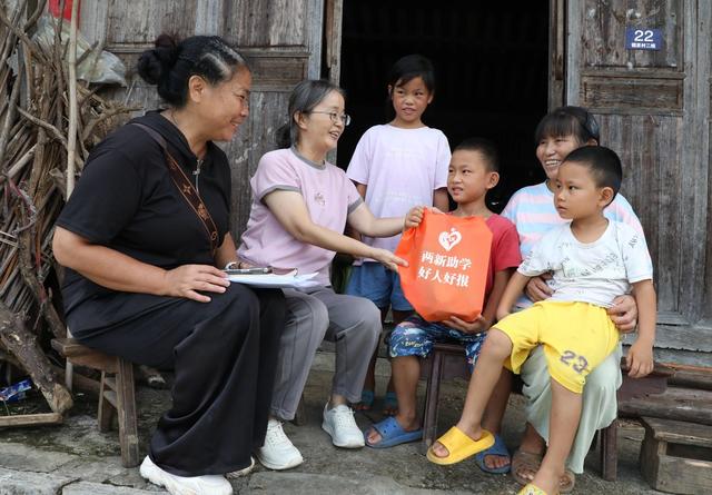    金秋助学    情暖学子